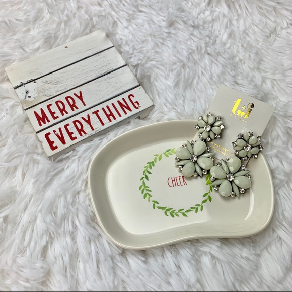 T+j Designs White Floral Drop Earrings - Picture 2 of 4